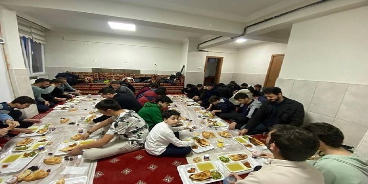 Lise Öğrencileri Gençlik Merkezi Ve Faaliyetleri Hakkında Bilgilendirildi