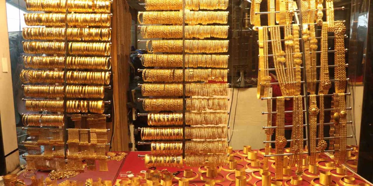 Depremzedeler Birikimlerini Altına Yatırıyor