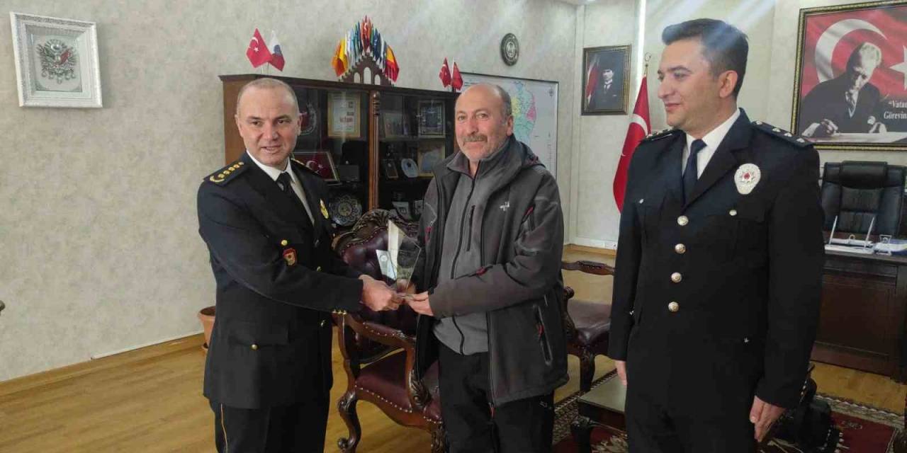 Satranç Turnuvasına Katılan Gazeteci Ve Polis Ödüllendirildi