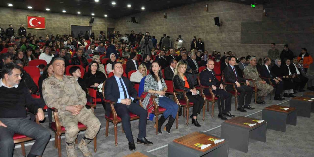 Kars’ta Şiirler Polisler İçin Okundu