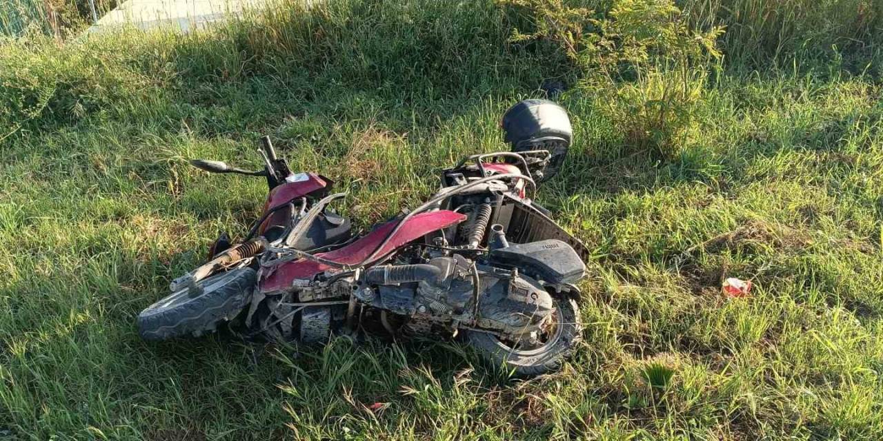 Kaldırıma Çıkan Otomobil Ters Yönden Gelen Motosikletle Çarpıştı