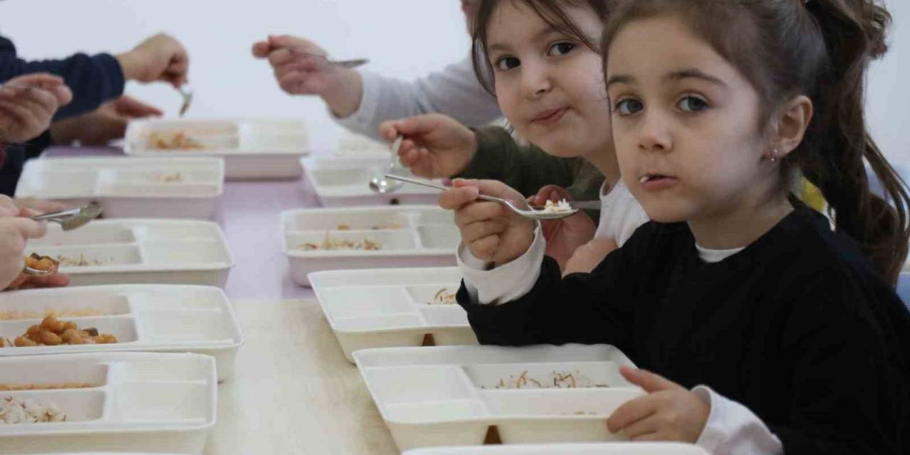 20 Bin Öğrenciye Ücretsiz Yemek Veriliyor