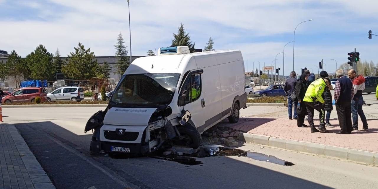 Kamyonet Cami Avlusuna Metreler Kala Kaldırıma Çarparak Durabildi