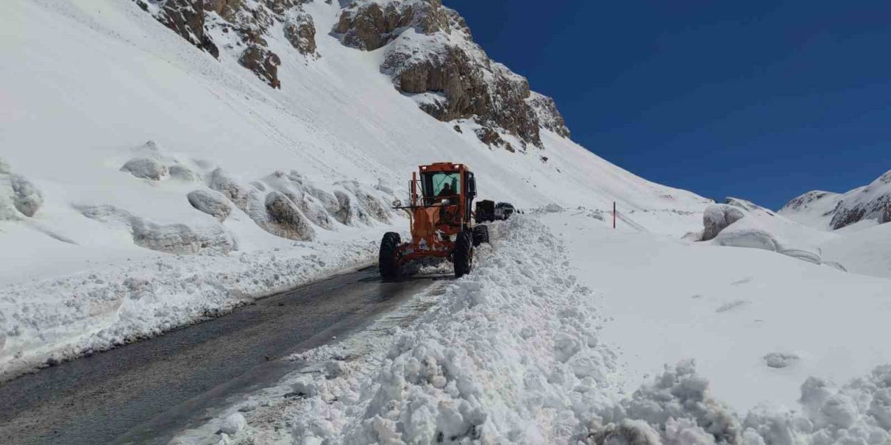 Van-bahçesaray Yolu Tek Şeritten Ulaşıma Açıldı