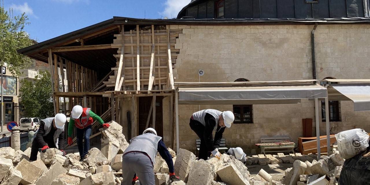 Depremde Hasar Gören Tarihi Yapıların Kitabeleri Molozlardan Ayrıştırılarak Belgeleniyor