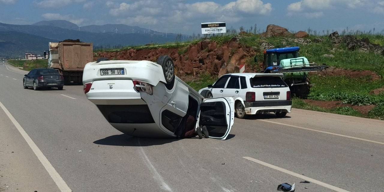 Kavşakta Çarpışan Otomobillerden Biri Ters Döndü: 1 Yaralı