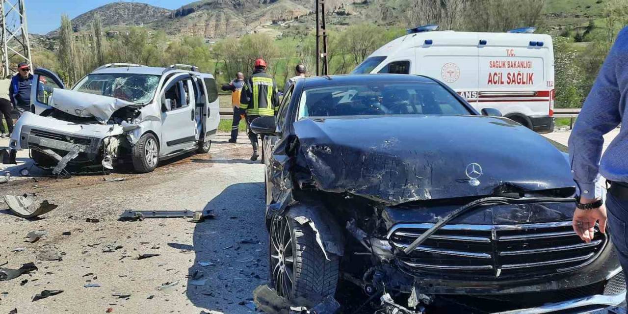 Amasya’da İki Araç Kafa Kafaya Çarpıştı: 7 Yaralı
