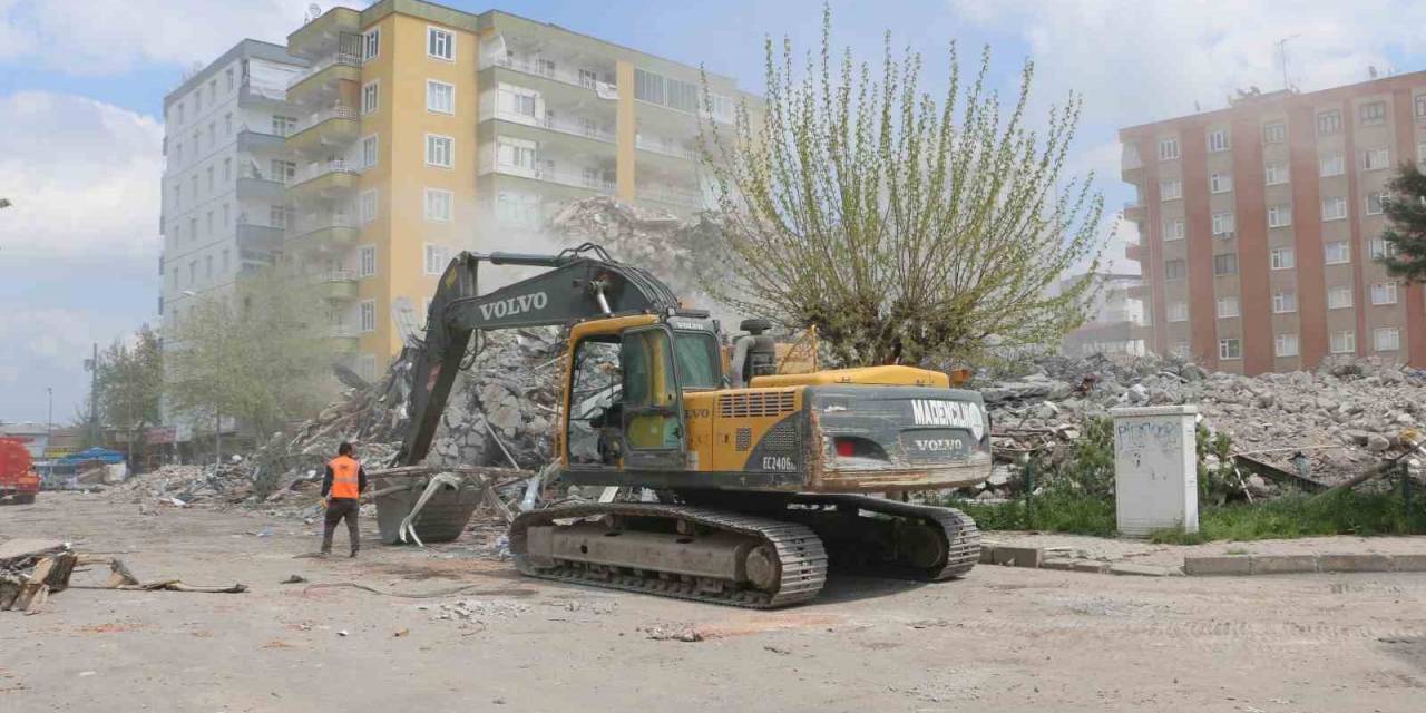 Diyarbakır’da Bir Kısmı Çöken Binanın Yıkımı Tamamlandı