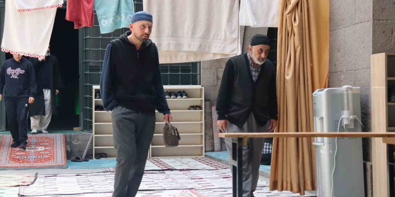 774 Yıllık Medresede İtikafa Girdiler