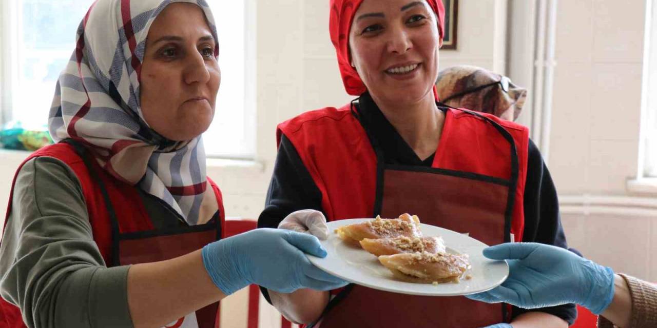 Depremzede Kadınlar Mutfağa Girdi, Ortaya Çeşit Çeşit Lezzetler Çıktı