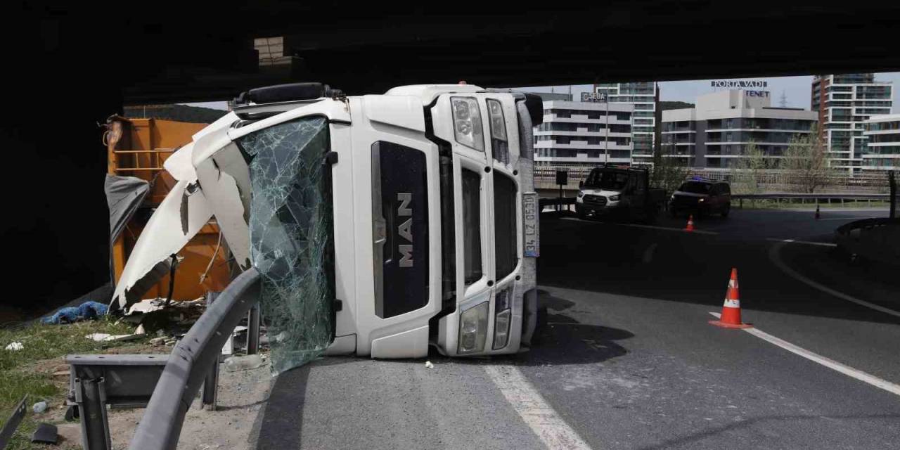 Hızını Alamayan Kamyon Bariyerlere Çarparak Yan Yattı:1 Yaralı