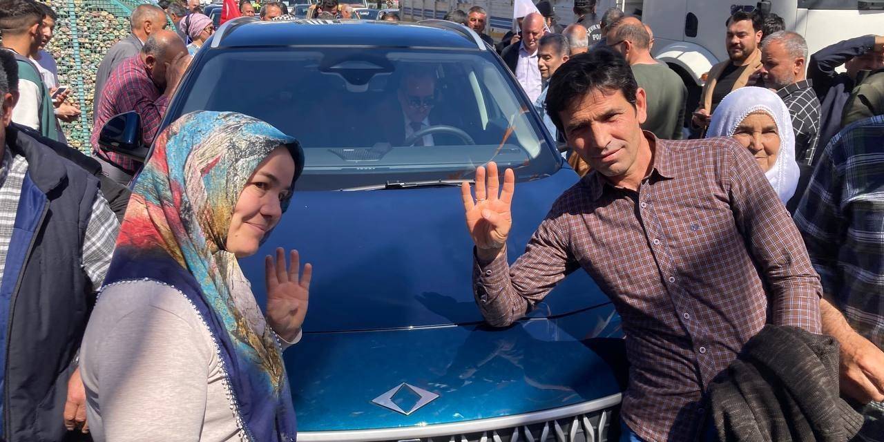 Bakan Nebati Togg’la Geldi, Vatandaşlar Araçtan Gözlerini Alamadı