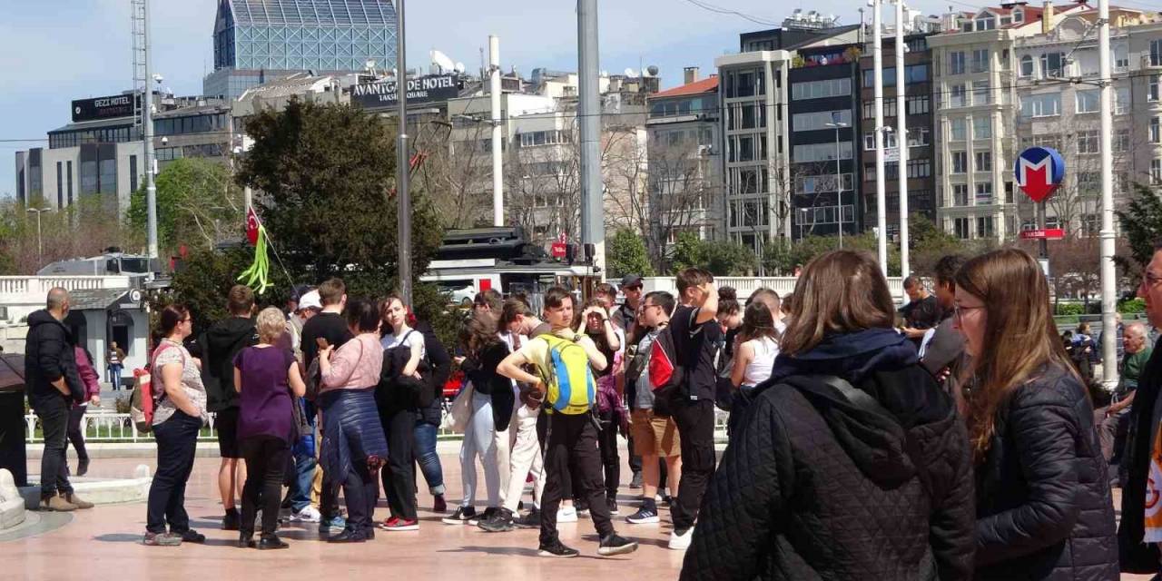 Sıcak Havayı Fırsat Bilenler Taksim’e Akın Etti