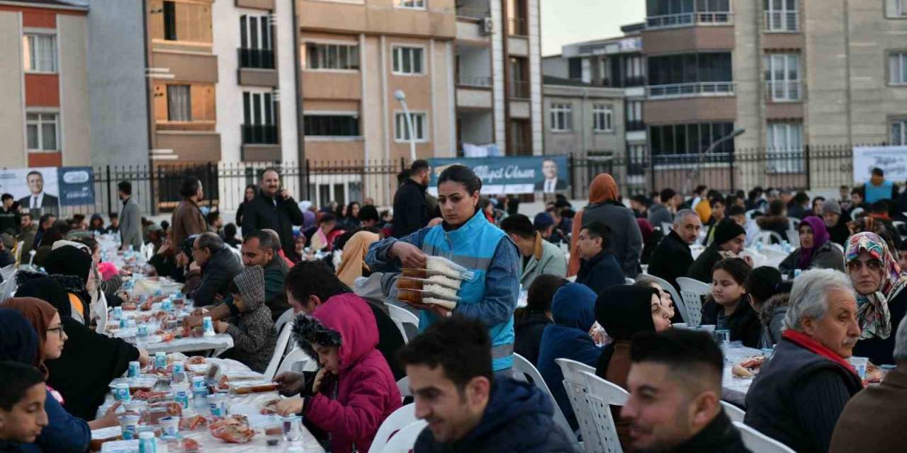 Esenyurt Belediye Başkanı Kemal Deniz Bozkurt İftar Sofrasında Vatandaşlarla Bir Araya Geldi