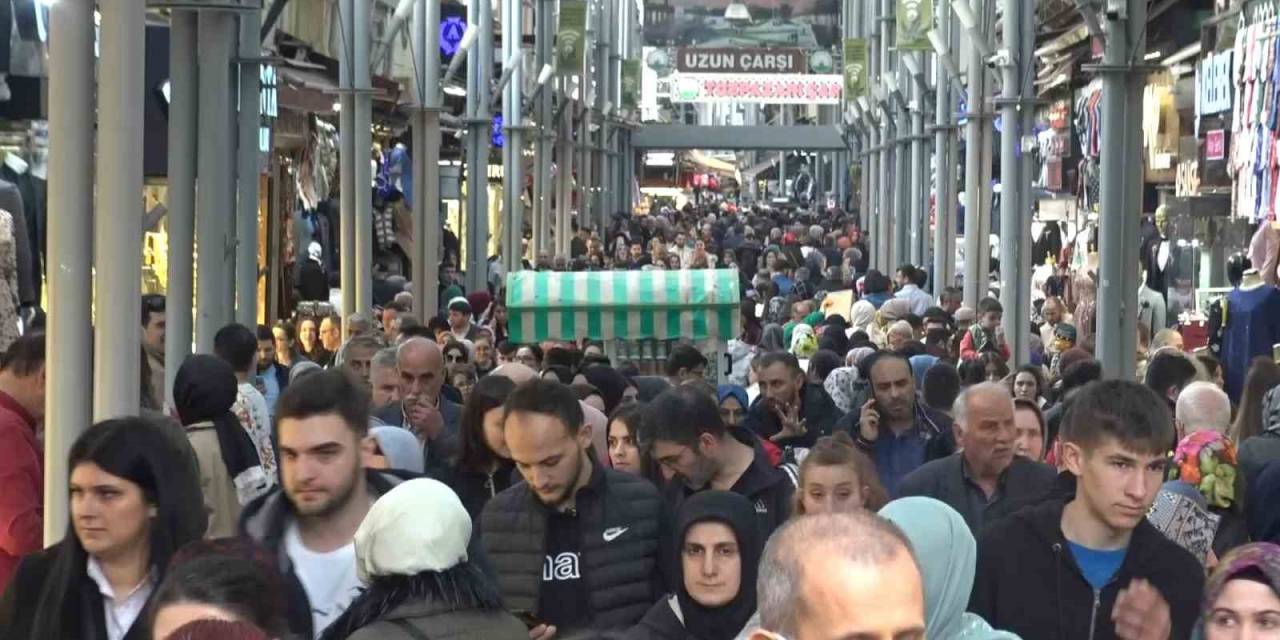 Bursa Tarihi Uzun Çarşı’da Bayram Yoğunluğu