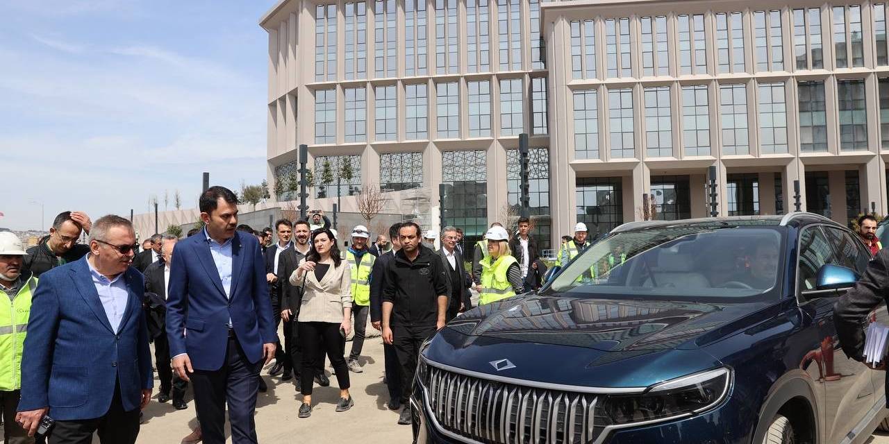 Bakan Kurum, Togg’un Şoför Koltuğuna Geçerek İstanbul Çevresinde Tur Attı