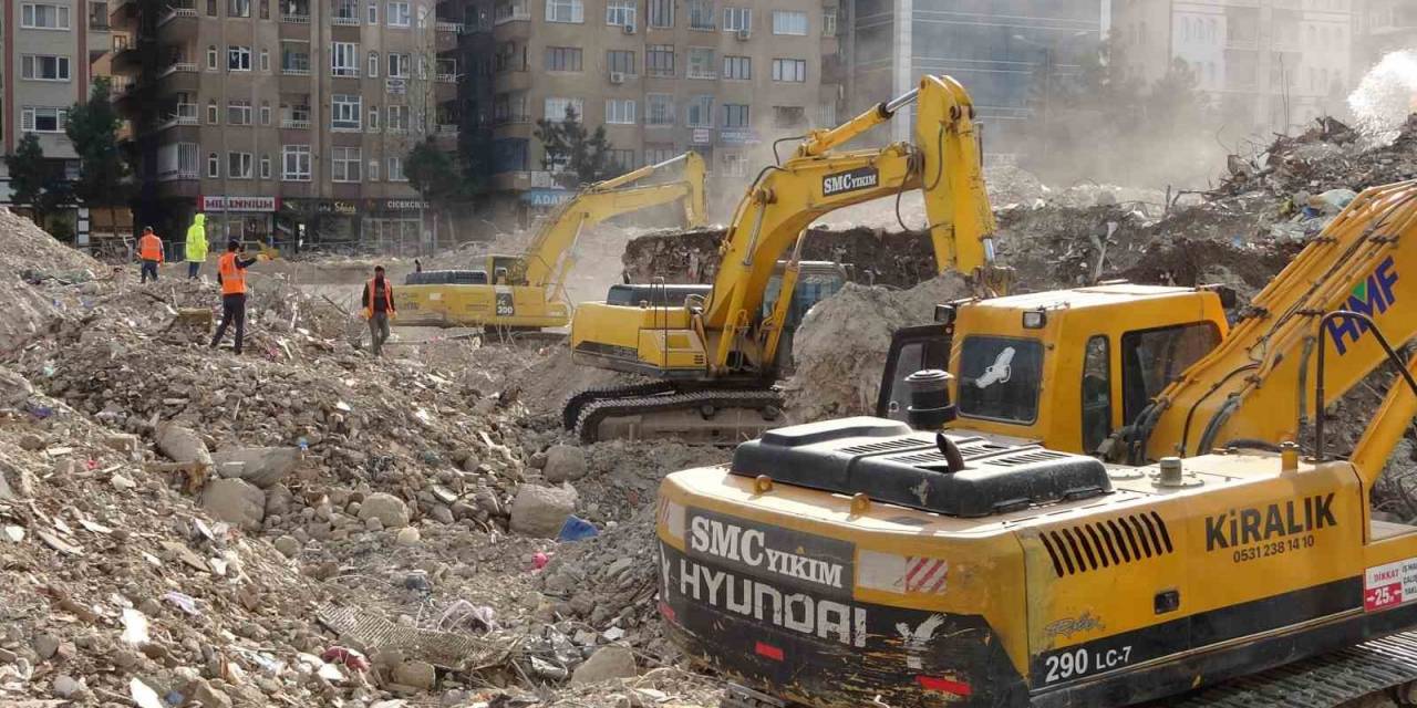Diyarbakır’da Enkaz Kaldırma Çalışmaları Devam Ediyor