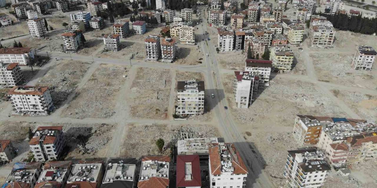 Hatay’dan Çarpıcı Görüntüler: Enkazlar Kaldırıldıkça Boşluklar Büyüyor