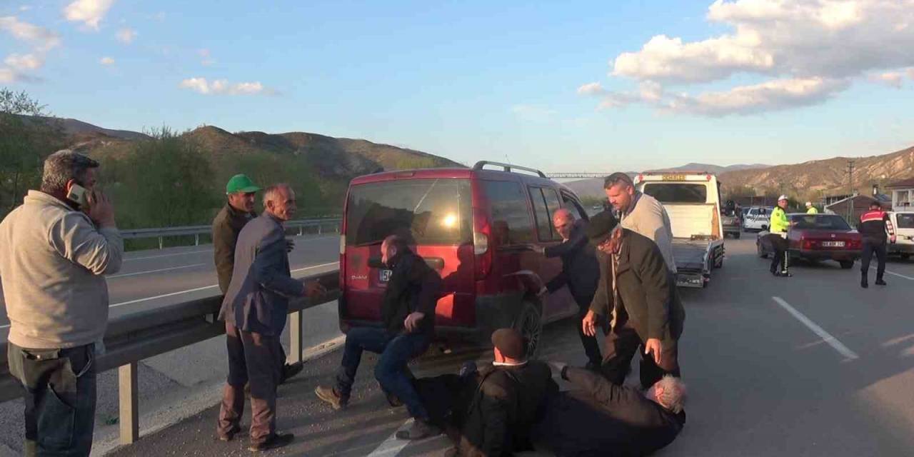 Bariyere Çıkan Aracı Kurtarırken Altında Kalmaktan Son Anda Kurtuldular