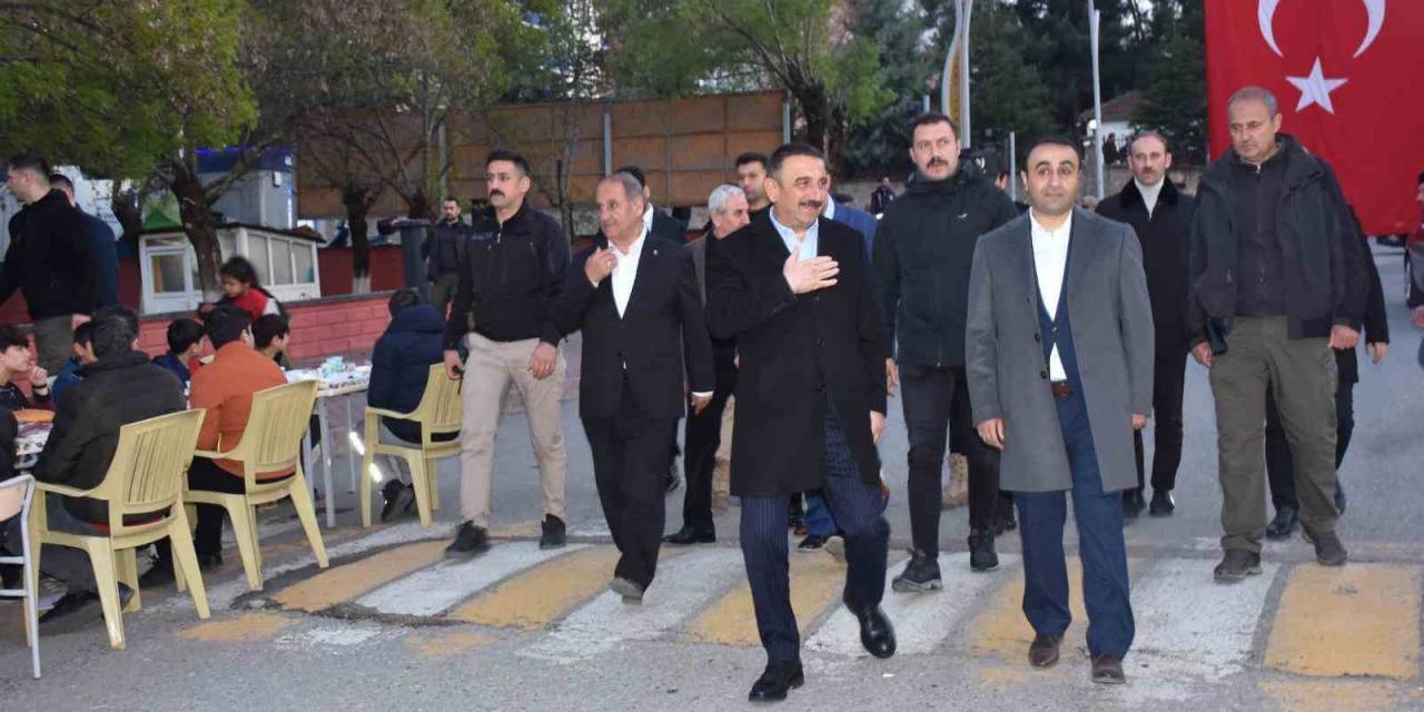 Siirt Valisi Hacıbektaşoğlu, Vatandaşlarla İftar Sofrasında Bir Araya Geldi