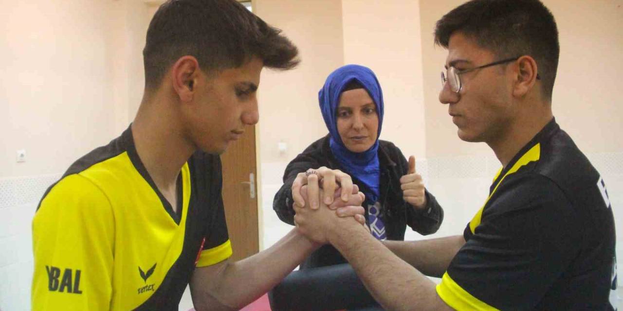 Dünya Şampiyonu Emel Öğretmen Artık Öğrencileri İçin Ter Döküyor