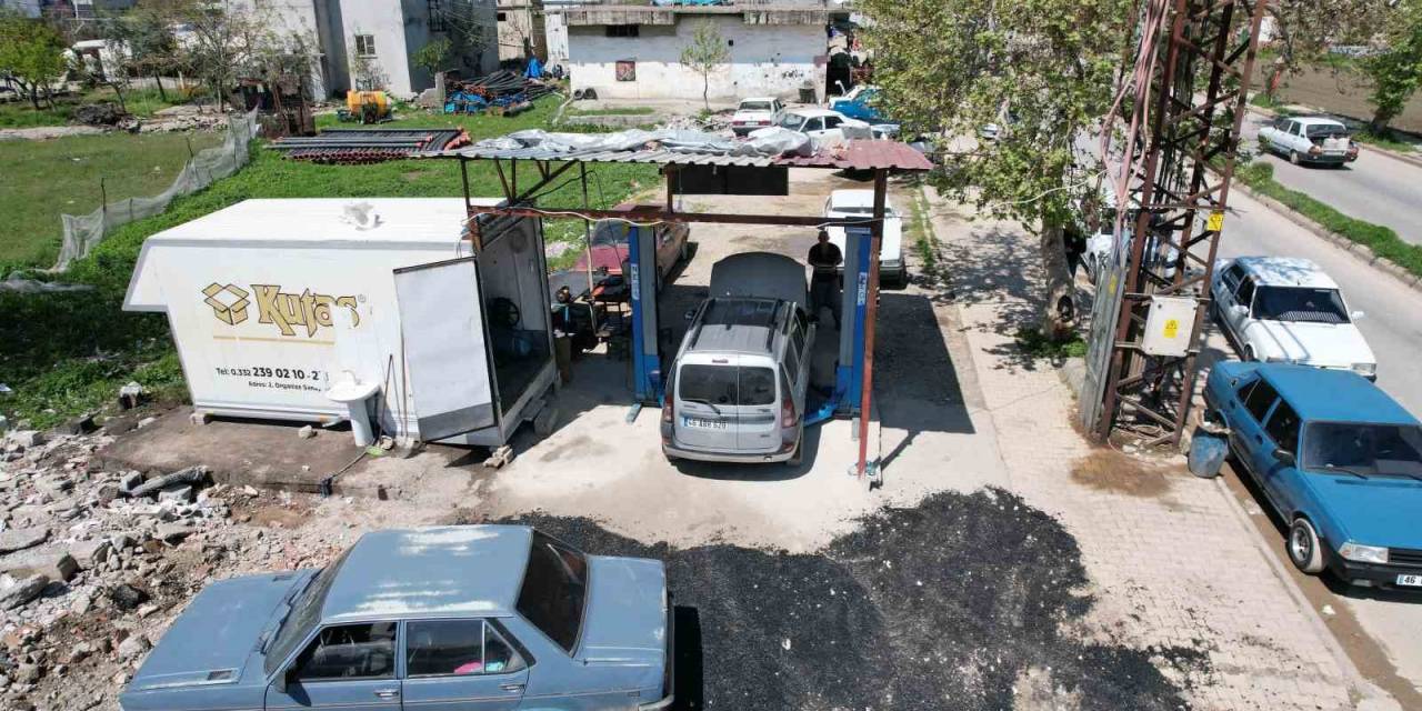 Kamyonet Kasasını İş Yeri Yaptı