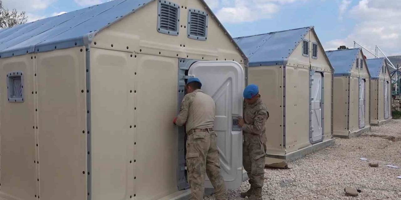Pazarcık’ta Yaşam Alanları Çoğalıyor: Jandarma Ekipleri Depremzedeler İçin Çadır Kuruyor