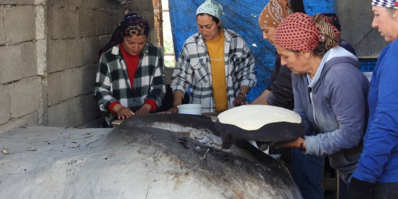 Depremzedeler, Diğer Depremzedeler İçin Ekmek Pişiriyor