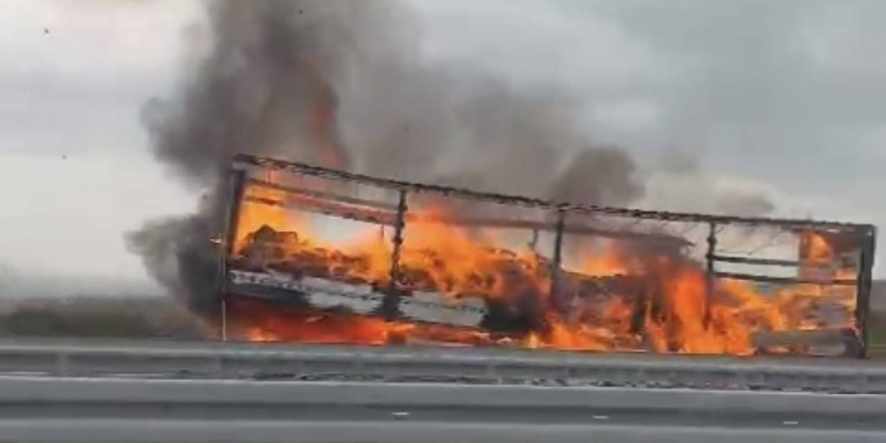 Çanakkale’de Seyir Halindeki Tırın Dorsesinde Yangın Çıktı