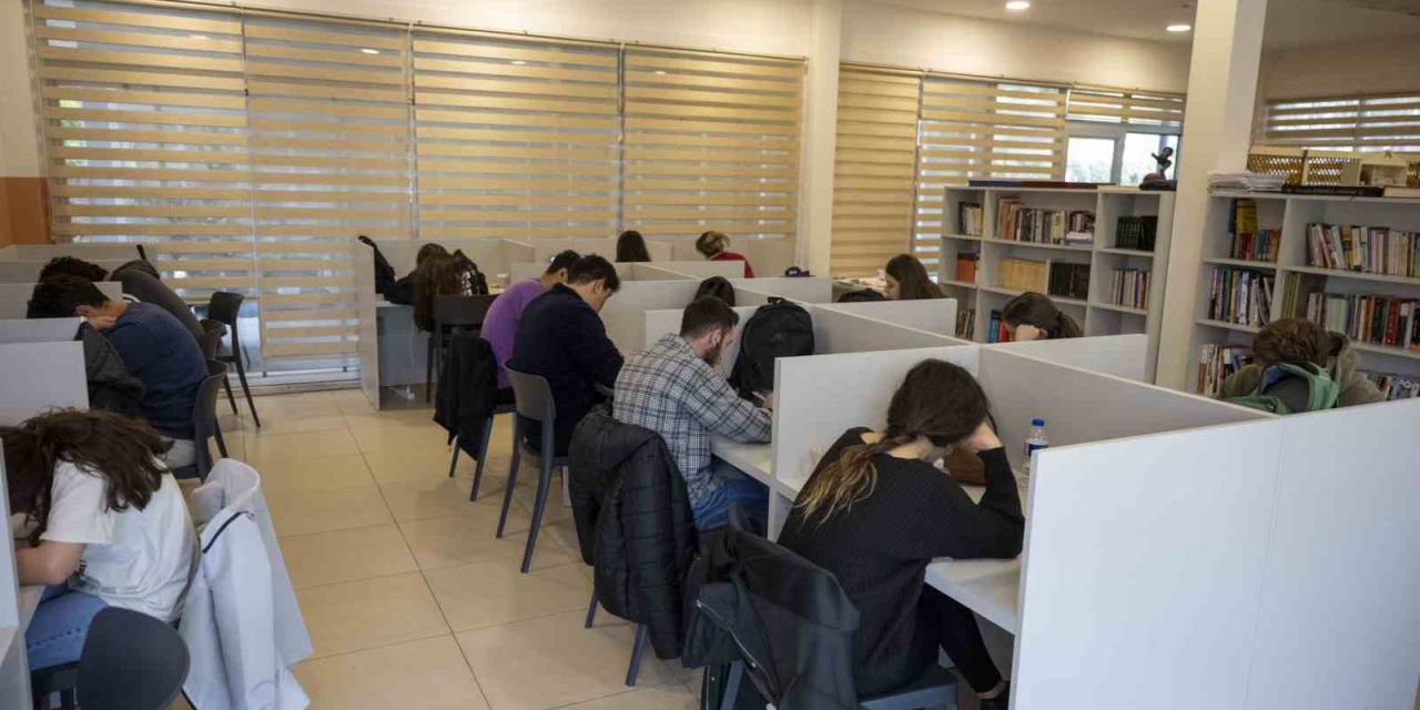 Mersin’de Öğrenciler, Sınava Okuma Salonlarında Çalışıyor
