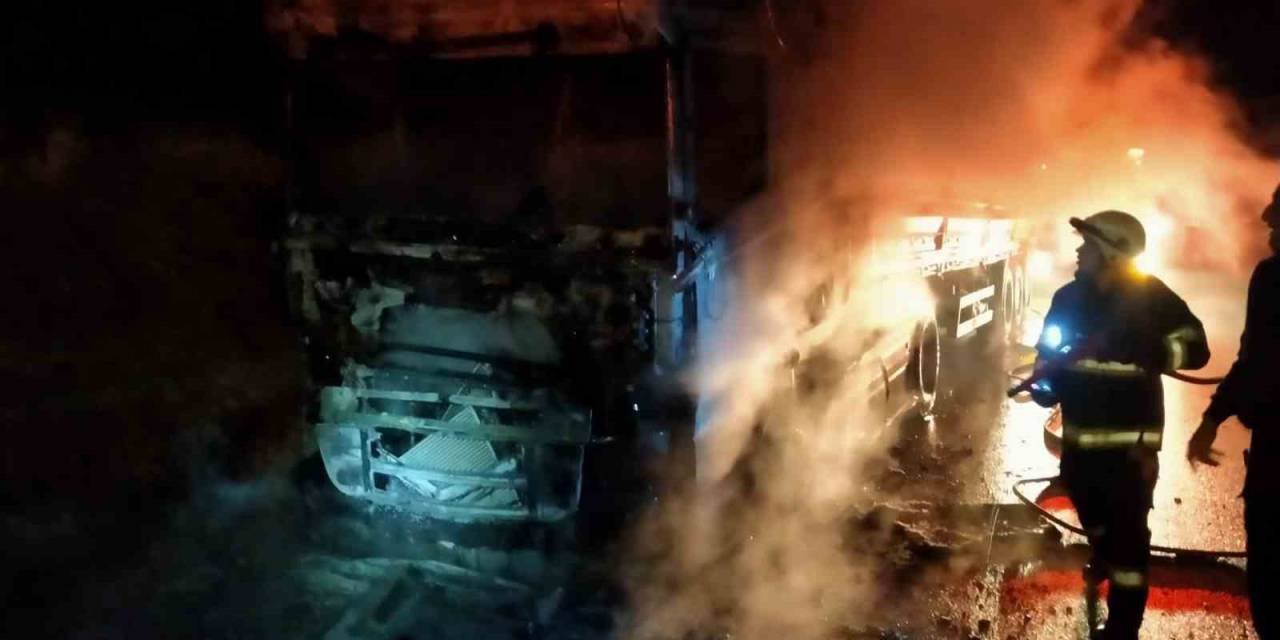 Lastiklerde Başlayan Yangın Kısa Sürede Tırı Sarıp Hurdaya Çevirdi