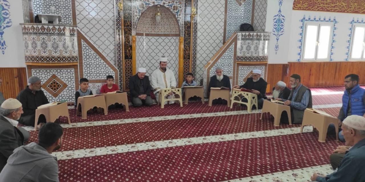 Seyhan’da Mukabele Geleneğini Gençler Devam Ettiriyor