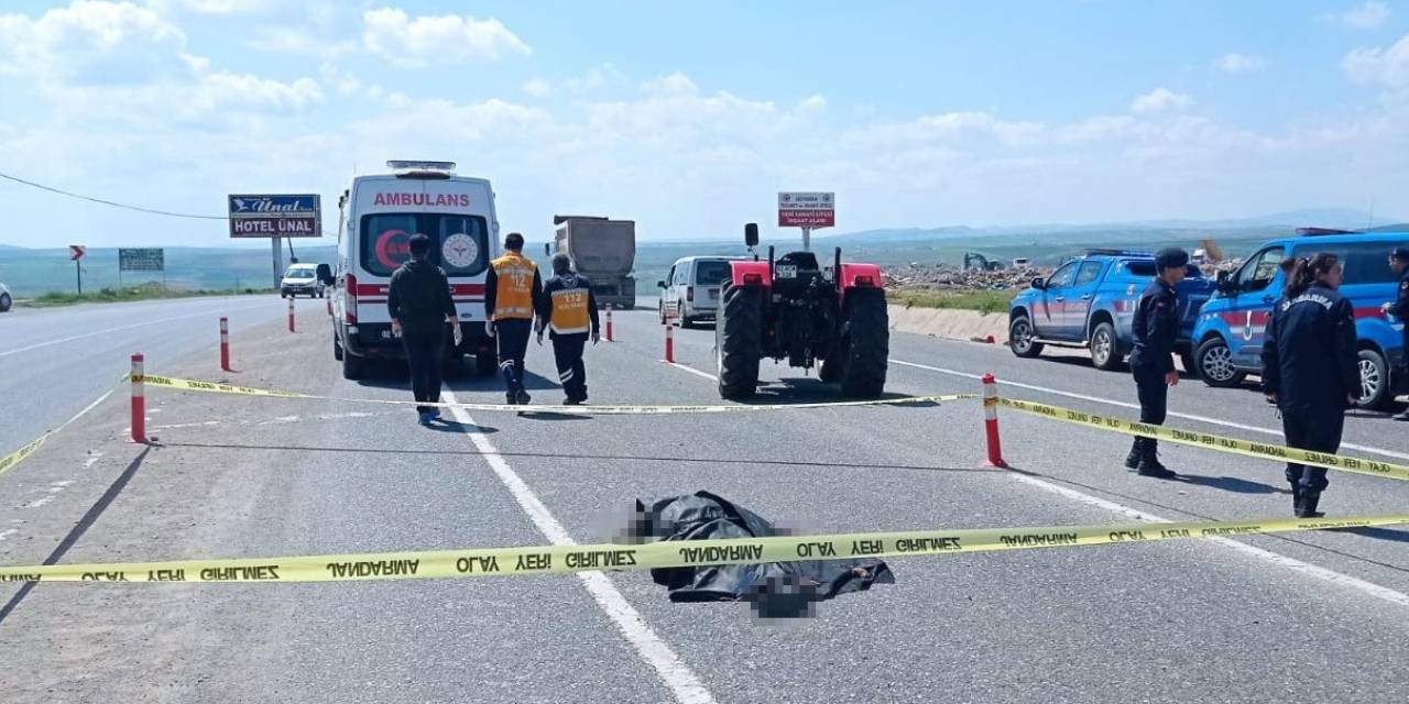 Kamyon İle Traktörün Arasında Sıkışan Genç Hayatını Kaybetti