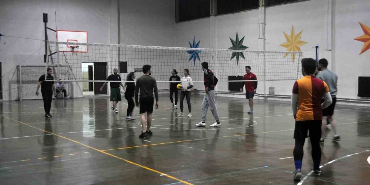 İftar Sonrası Yaptıkları Voleybol Maçı İle Enerjilerini Atıyorlar