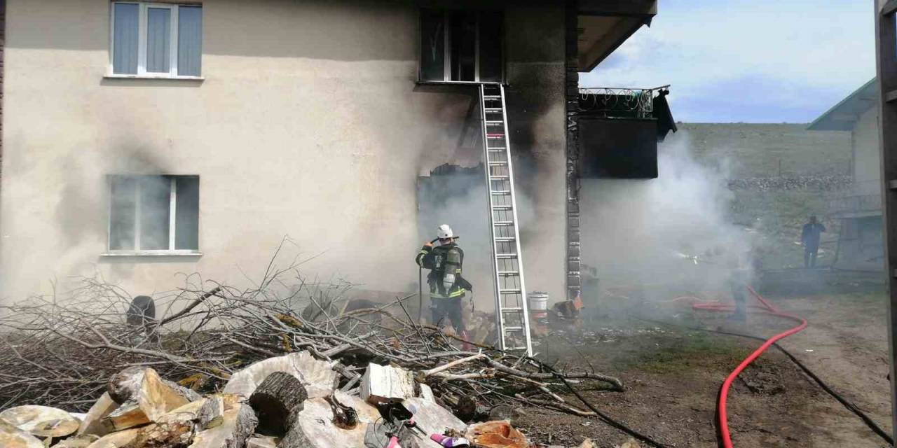 2 Katlı Evde Yangın Çıktı
