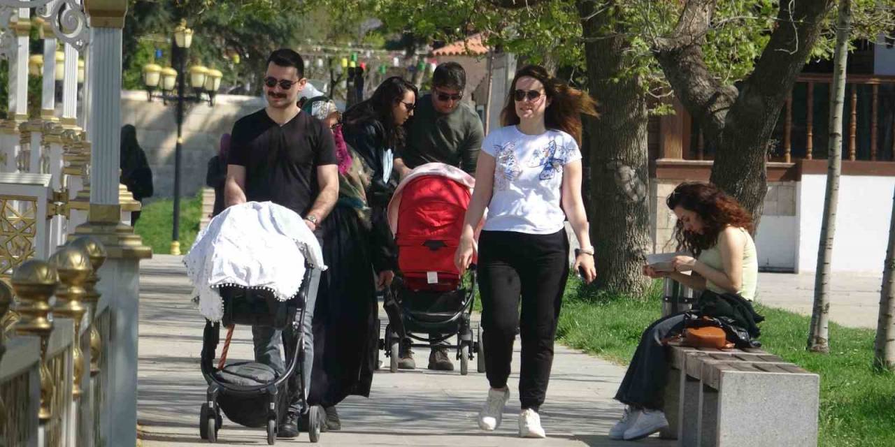 Termometreler 32 Dereceyi Gösterdi Vatandaşlar Parklara Akın Etti