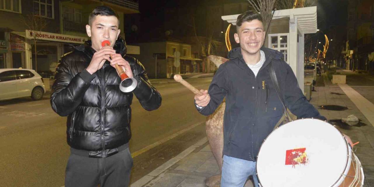 Sahurda Davul Geleneğini Gençler Yaşatıyor