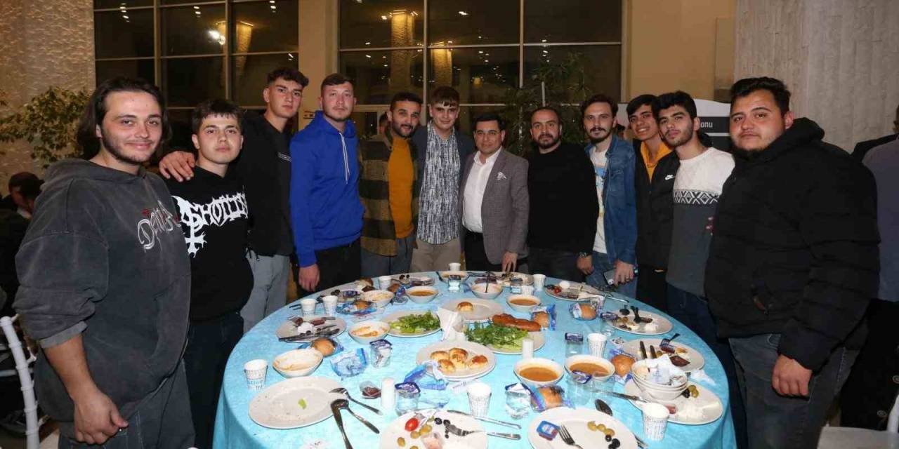 Tütüncü, Ak Partili Gençlerle Sahur Yaptı