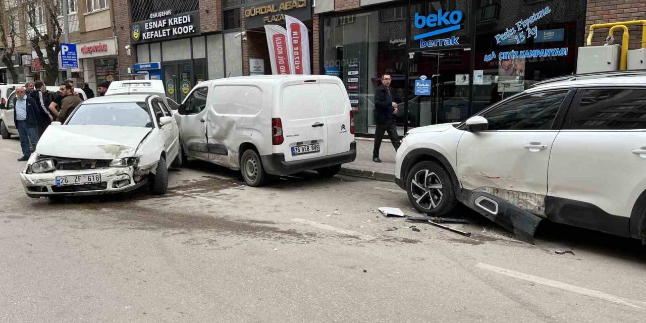 Direksiyon Hakimiyetini Kaybeden Sürücü Park Halindeki 2 Araca Çarptı