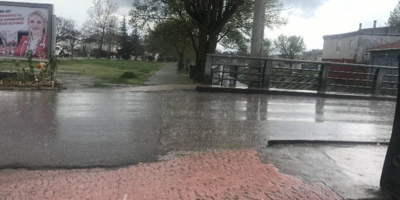 Uzunköprü’de Sağanak Yağış Etkili Oluyor