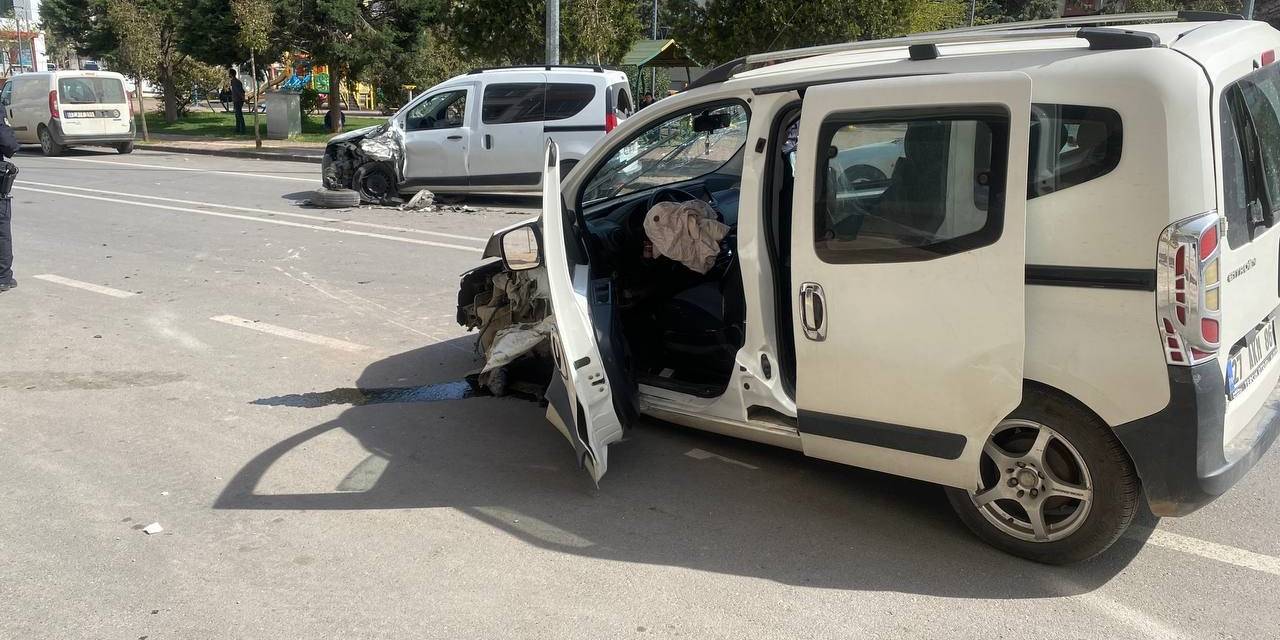 İki Araç Kafa Kafaya Çarpıştı: 8 Yaralı