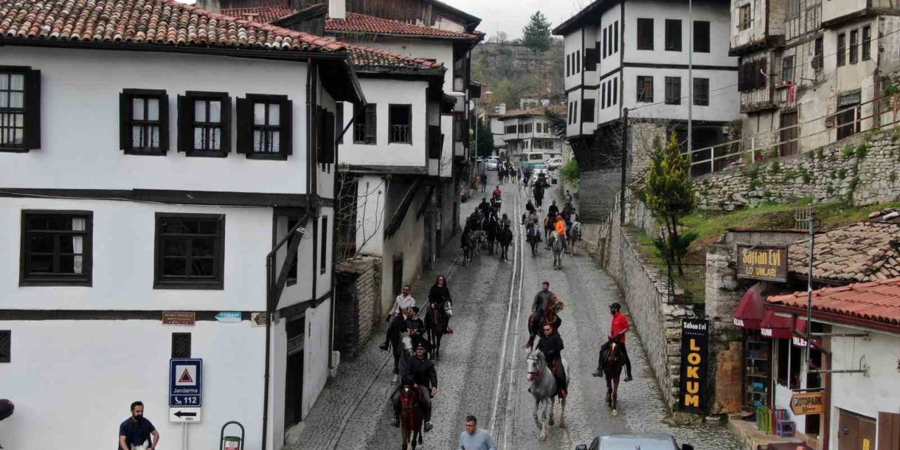 Tarihi Şehrin Sokaklarını Atlarla Gezdiler