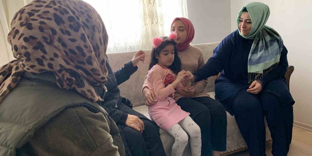 Ak Parti Milletvekili Adayı Çelik, Depremzede Aileleri Ziyaret Etti