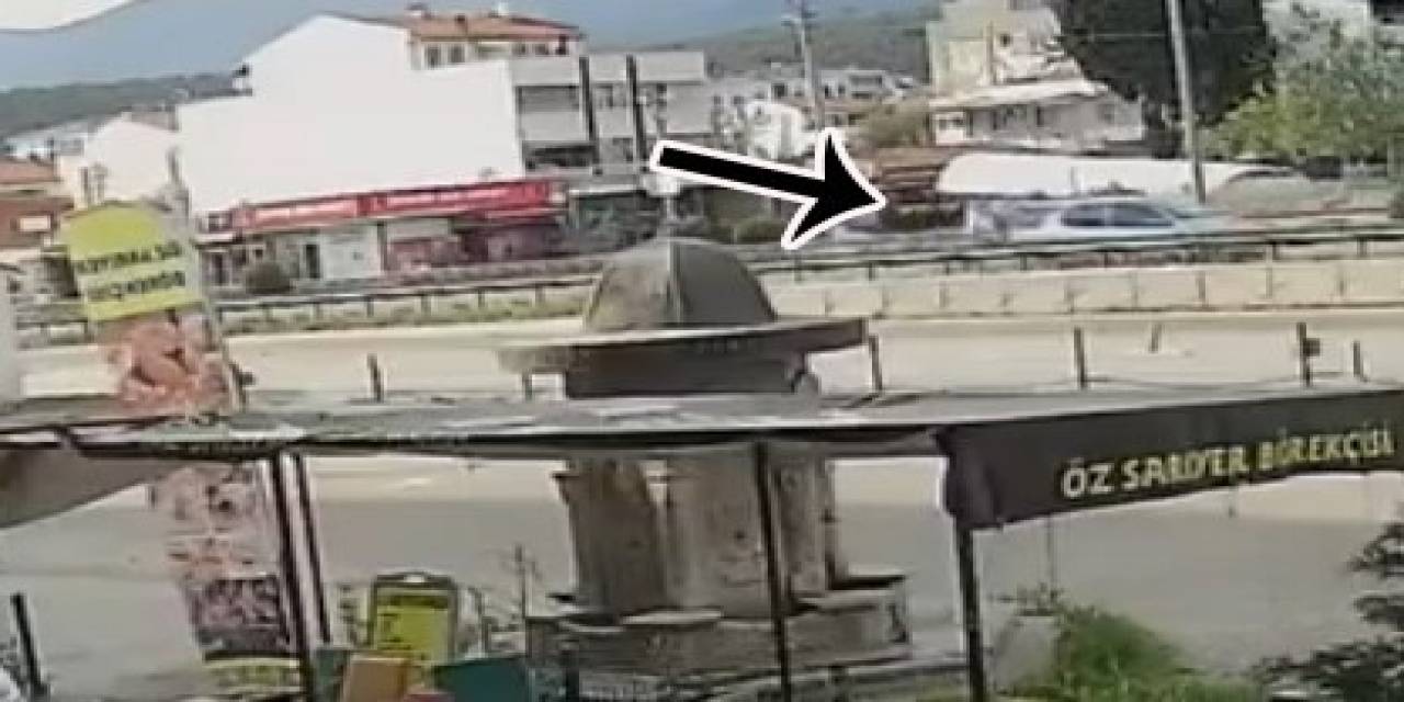 Motosikletin Araca Çarptığı Kaza Güvenlik Kamerasına Yansıdı