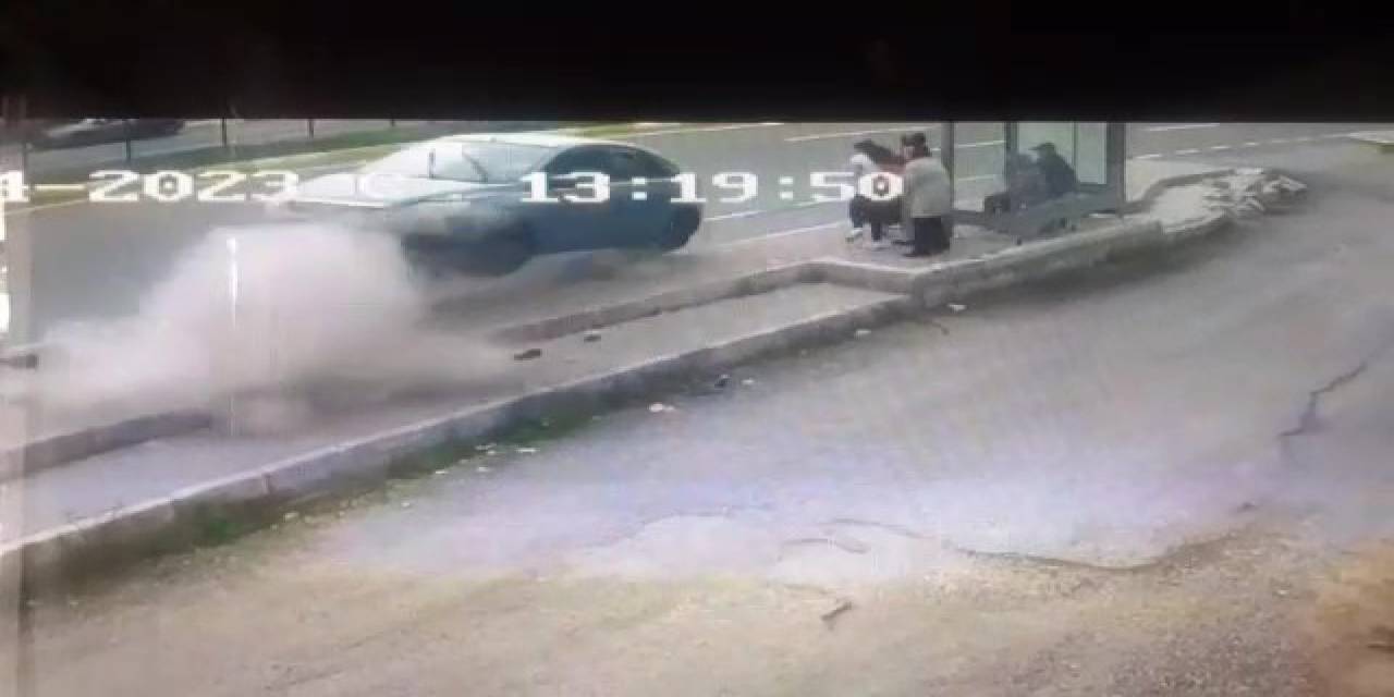 Otomobil Duraktaki 5 Kişiye Çarptı, Dehşet Anları Kameraya Yansıdı
