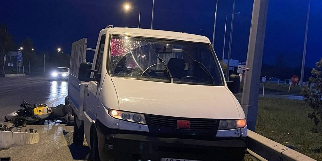 Motosiklet Kamyonete Çarptı: 1 Yaralı