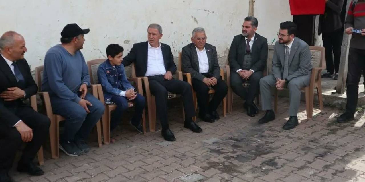 Bakan Akar’dan Şehit Çocuğuna Duygulandıran Ziyaret