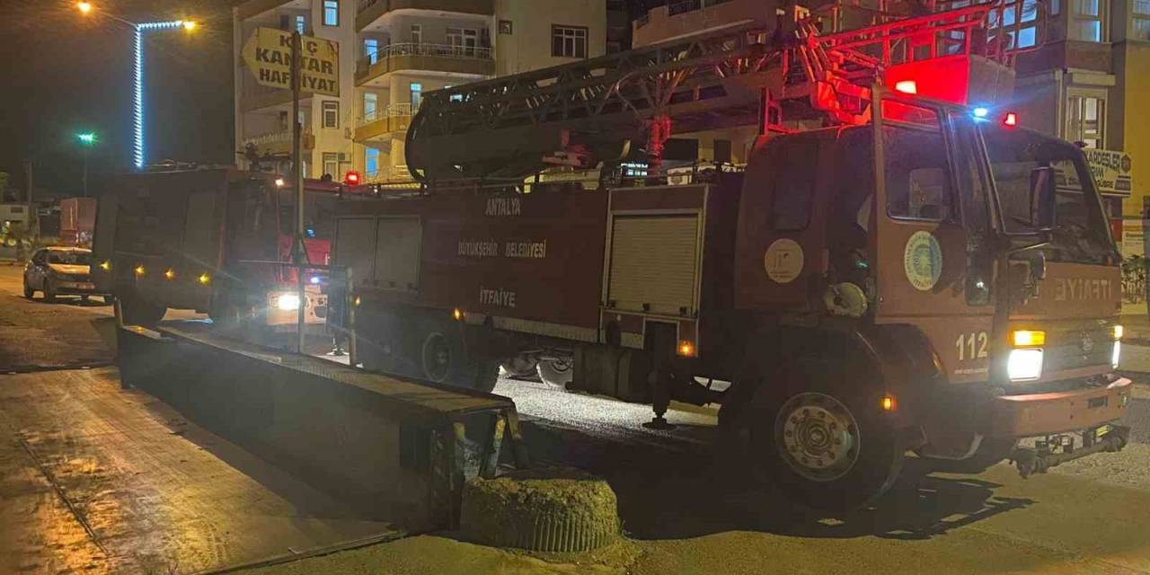 Antalya’da Ev Yangınında 1 Kişi Dumandan Etkilendi