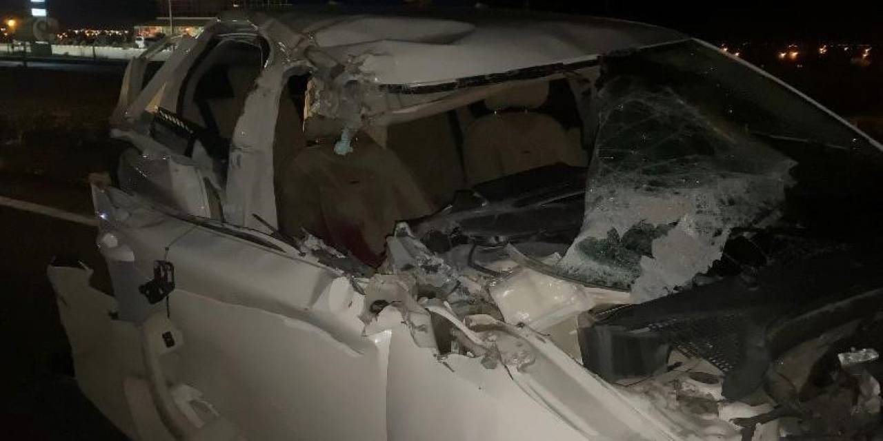 Kamyonete Arkadan Çarpan Otomobil Hurdaya Döndü: 1’i Ağır 2 Yaralı