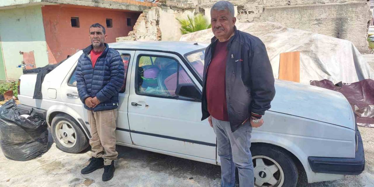Çaycıdan Örnek Davranış: Sokakta Kalan Vatandaşı Otomobiline Yerleştirdi